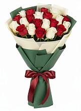 Букет Микс из красных и белых роз в Хотьково