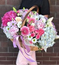 Композиция солнечный день в Хотьково Цветочная композиция из Розы, Хризантемы, Пионы и Лизиантусы в корзине в Хотьково