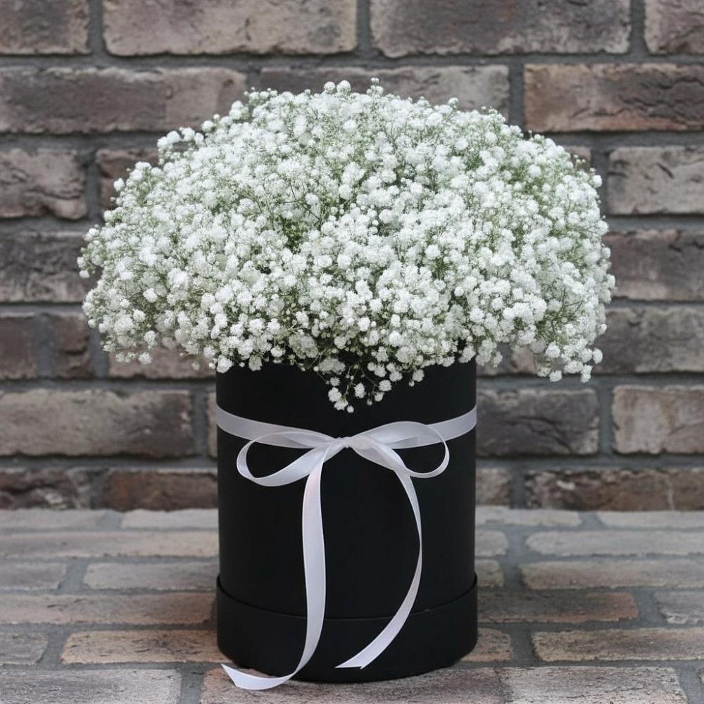 Цветочная композиция из Гипсофила в шляпной коробке в Хотьково