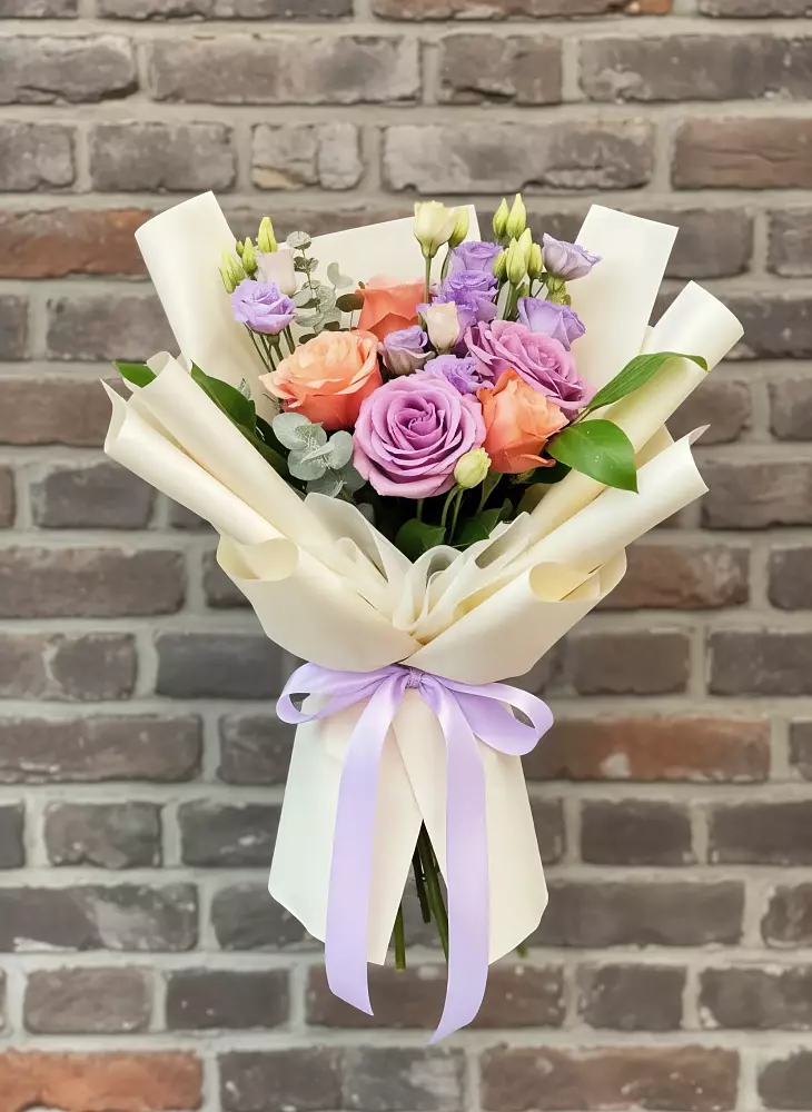 Букет цветов из: Лизиантусы и Розы в Хотьково