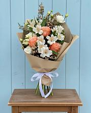 Букет цветов из:  Альстромерии, Лизиантусы, Розы и Хризантемы в Хотьково