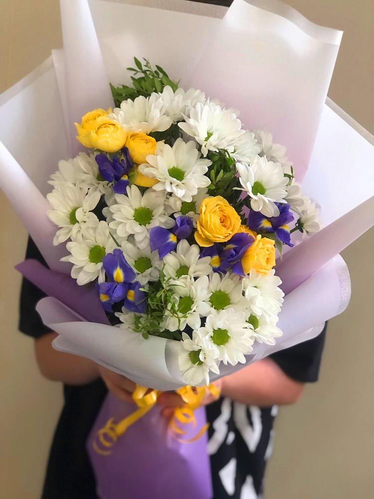 Букет цветов из: Ирисы, Хризантемы и Розы в Хотьково