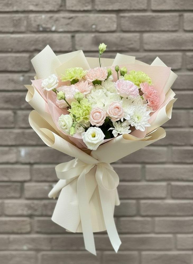 Букет цветов из: Гвоздики, Розы, Лизиантусы и Хризантемы в Хотьково