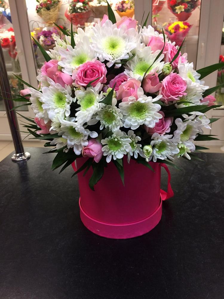 Цветочная композиция из Розы и Хризантемы в шляпной коробке в Хотьково