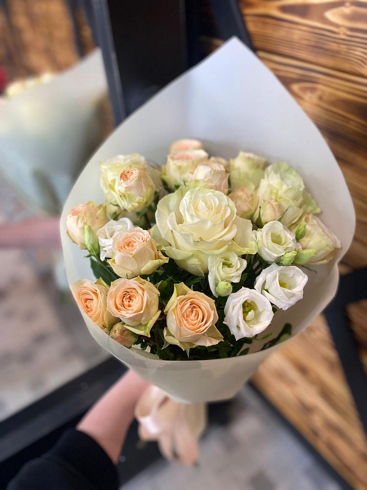 Букет цветов из: Розы и Лизиантусы в Хотьково