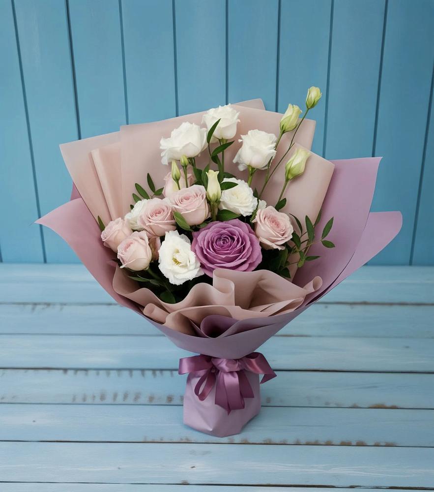 Букет цветов из: Розы и Лизиантусы в Хотьково